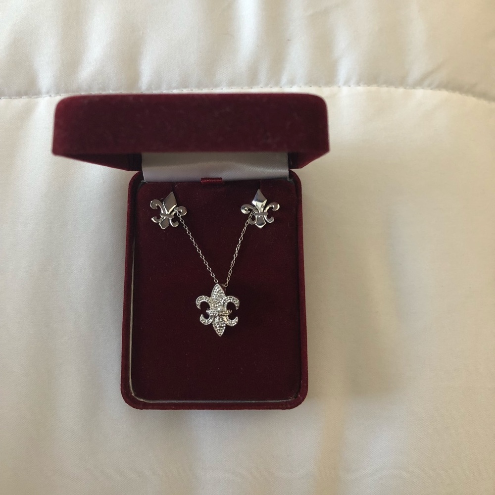 Beautiful earrings and necklace set!!